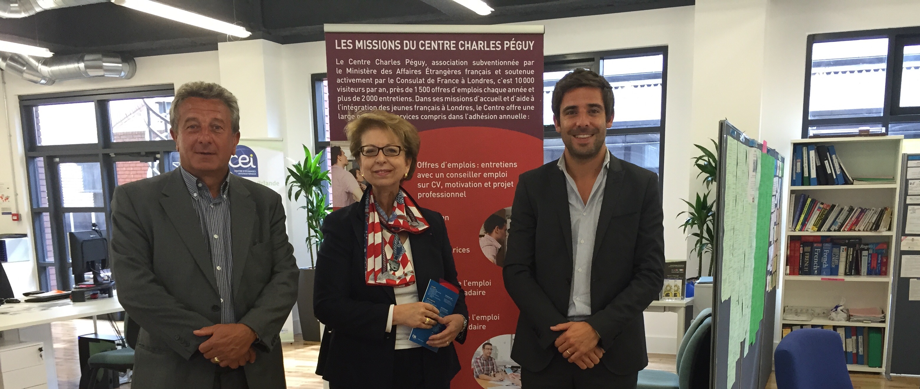 De gauche à droite : Guillaume Dufresne, Président du Centre Charles Péguy ; Mme CARTA-LE VERT, Consule Générale de France à Londres ; Thibault Dufresne, Directeur du Centre Charles Péguy